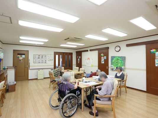 椅子に座る人々の多目的室