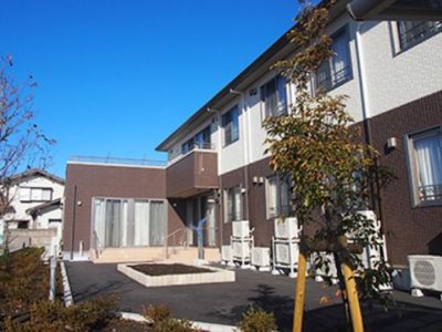 明るい施設の外観