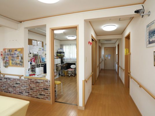 廊下の温もりある空間