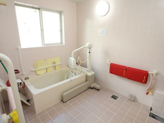 バリアフリー設計の浴室