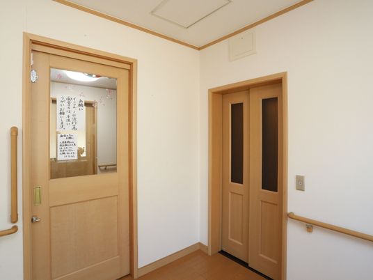 廊下の木製扉二つ