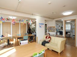 明るい共有ラウンジ