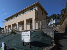 明るい日差しの施設外観