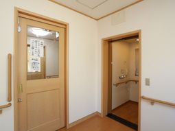 廊下に面した木目調のドア