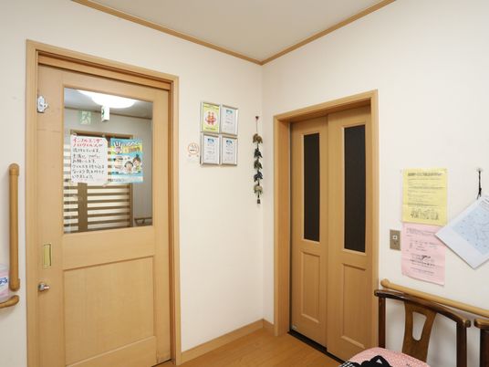 廊下と扉の片隅の風景