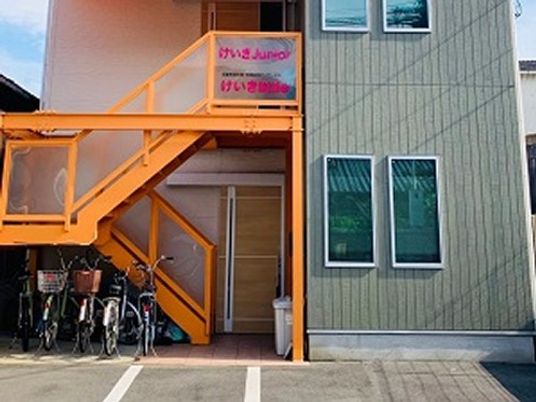 外階段のある建物外観  