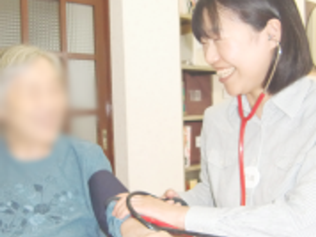 笑顔の女性スタッフ スタッフイメージ 笑顔のスタッフが利用者に寄り添いながら対応しています。安心感のある雰囲気です。
