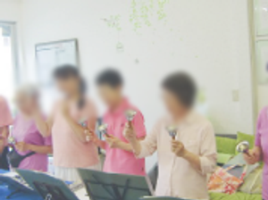 楽器を持つ人々の様子
