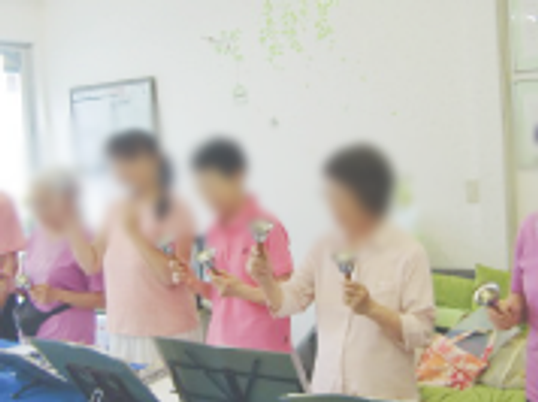 楽器を持つ人々の様子