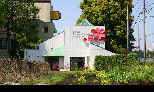 カラフルな看板の外観