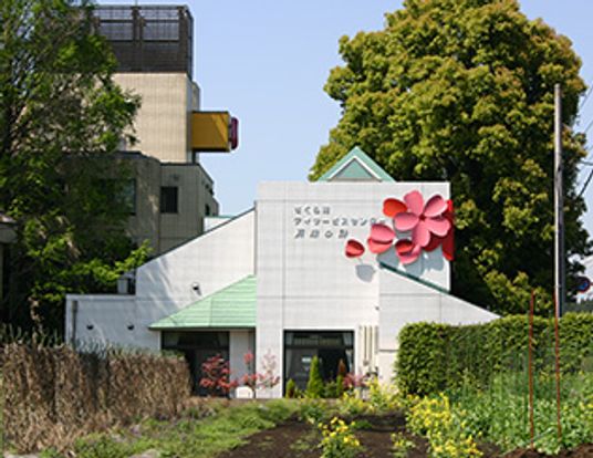 花が飾られた建物外観