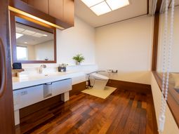 洗面台とトイレの清潔空間