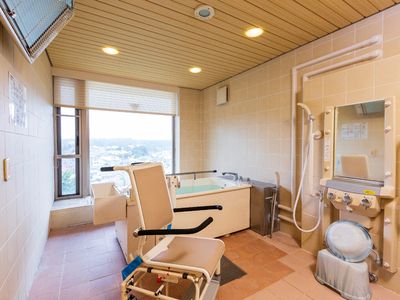 明るい設備の浴室