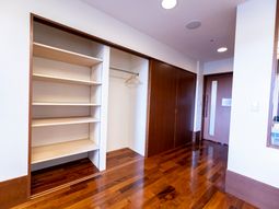 きれいな木目の洋室