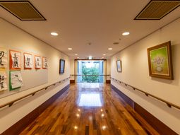 明るい廊下とアート作品