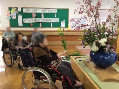 花を飾る人々の様子