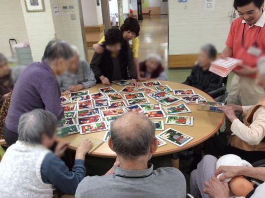 カードを囲む人々の集まり