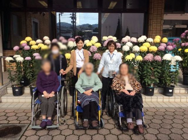秋の花々で彩られた玄関