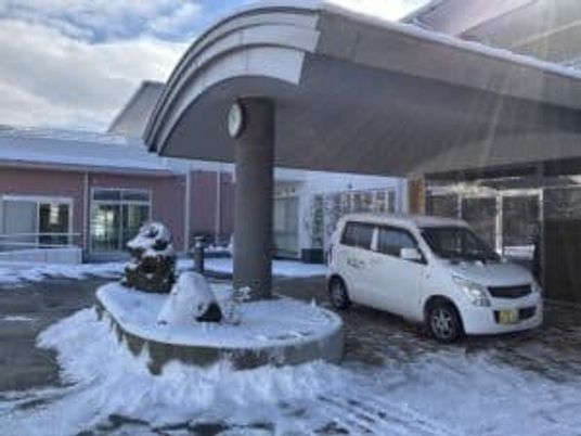 雪のあるエントランス  