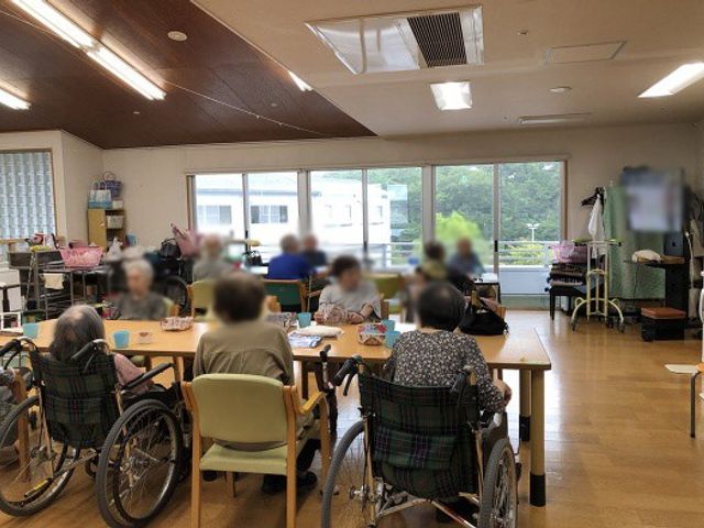 自然光差し込む共有スペース ラウンジ 広々としたラウンジでは、自然光が差し込み、ゆったりとした雰囲気の中でお過ごしいただけます。