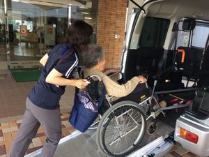 車椅子での移動サポート