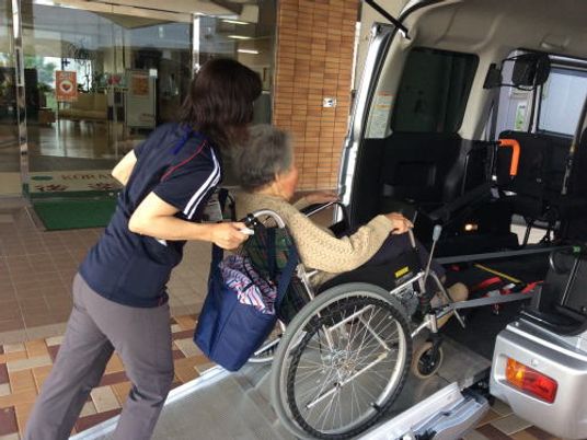 車椅子での移動サポート
