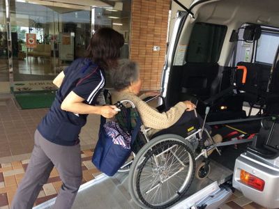 車椅子での移動サポート