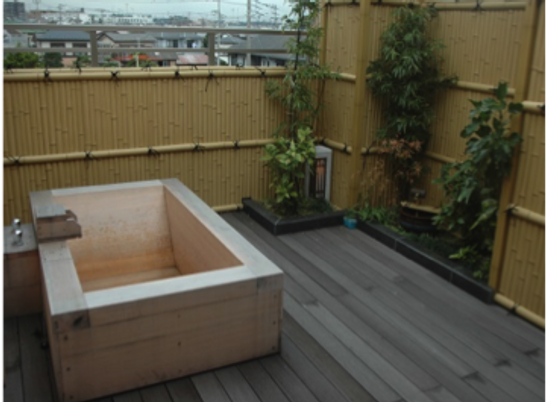 木製浴槽があるテラス  