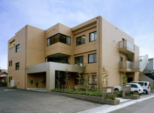 落ち着いた外観の建物