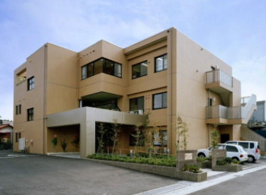 落ち着いた外観の建物