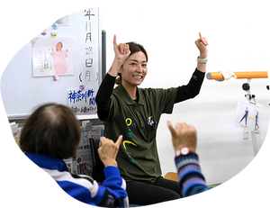 笑顔で指導するスタッフの室内