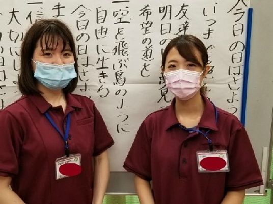 スタッフが並ぶ掲示前  