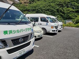 送迎車が並ぶ駐車場  