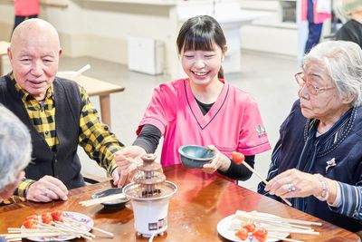 楽しむ様子の室内