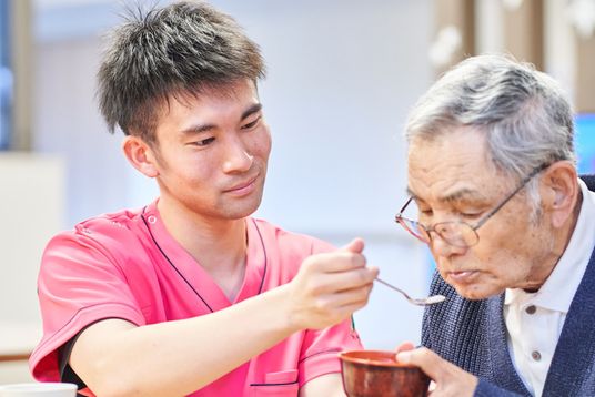 食事介助するスタッフ