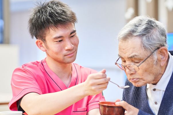 食事介助するスタッフ