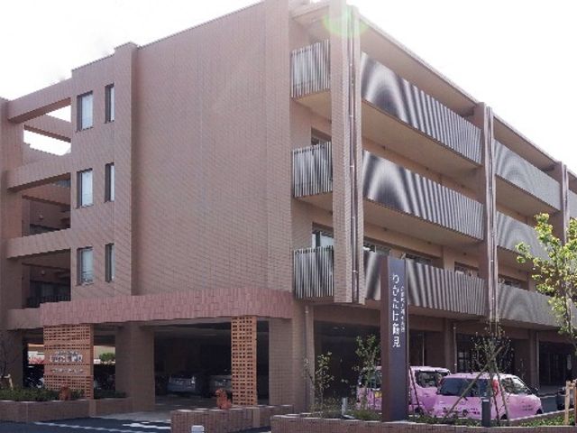 居住施設の外観 外観 落ち着いた外観デザインの建物です。周囲には緑があり、心安らぐ環境が整っています。