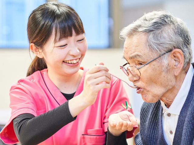 優しい対話の様子 スタッフイメージ スタッフと利用者が楽しそうに対話しています。心温まるケアが特徴です。