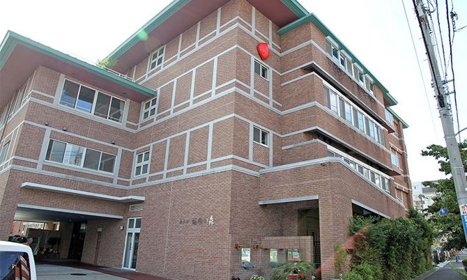 観葉植物が飾られた外観