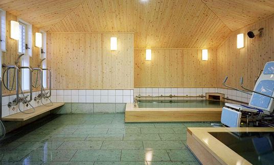 木の温もりが感じられる浴室