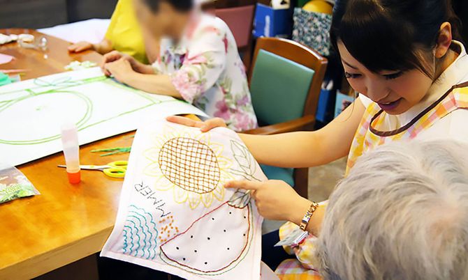 手芸を楽しむ様子