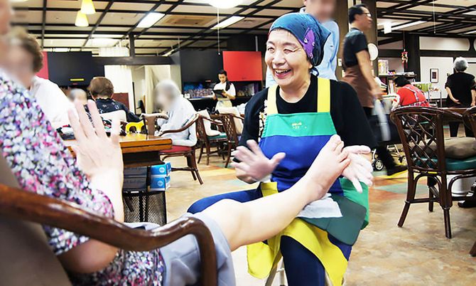 笑顔の女性が話す場面