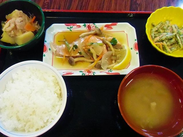 バランスの取れた料理 料理 見た目も美しい栄養バランスの取れた食事が提供されます。健康を支える大切な職場です。