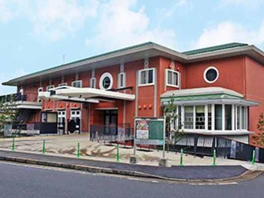 赤い外壁の施設外観  