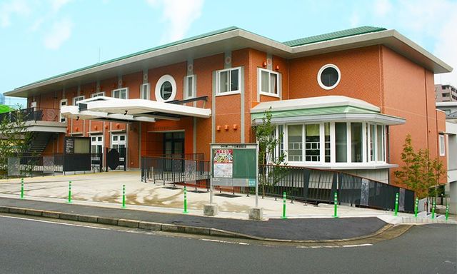 緑に囲まれた建物外観