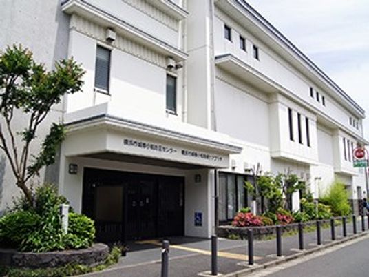 明るい建物外観  