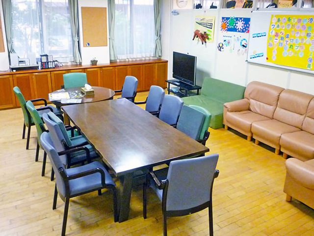 ソファとテーブルの部屋 ラウンジ 広々としたラウンジでは、自然光が差し込む明るい空間でゆったりと過ごせます。