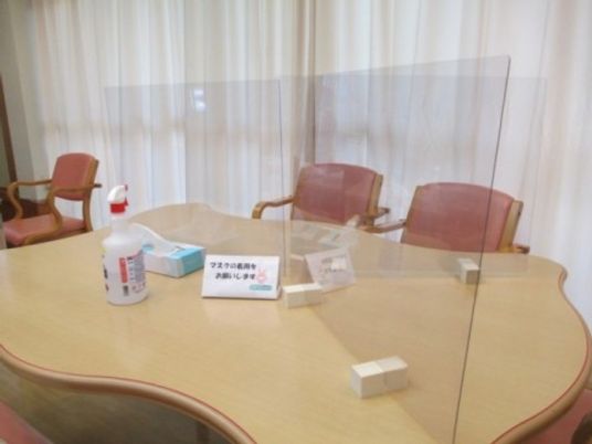面会用テーブルのある食堂  