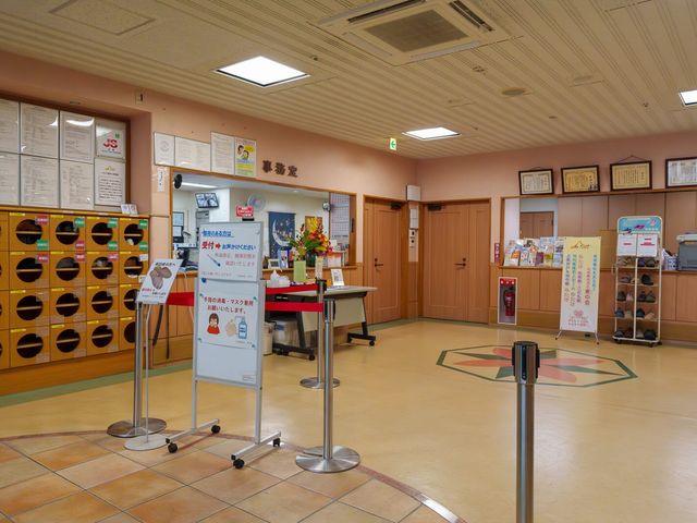 受付がある明るいロビー ロビー   受付カウンターや案内掲示が整った、明るく広いロビーです。来訪時の動線や施設の雰囲気を確認しやすい空間です。