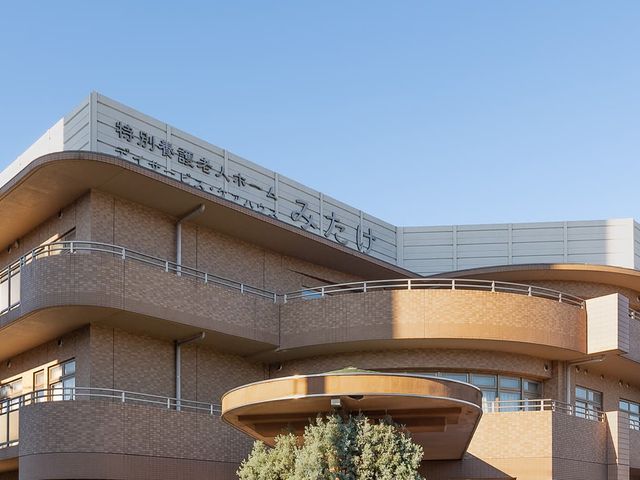 開放感のある建物外観 外観 開放的でモダンなデザインが特長的です。施設の素敵な雰囲気が伝わります。
